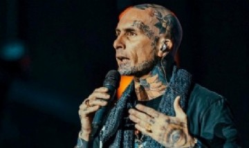 Le tiraron agua a Emanuel Noir de Ke Personajes en pleno show y mirá cómo reaccionó