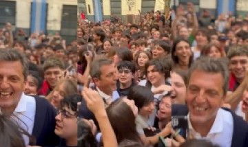 Del lado de la juventud: Sergio Massa cerró la campaña con un pogo junto a estudiantes porteños