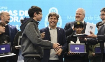 Kicillof y Perczyk entregaron más de mil netbooks para estudiantes de Lomas de Zamora