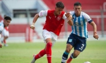 Santiago Hidalgo: Después de convertir un gol  en el clásico de reserva, se fue al colegio