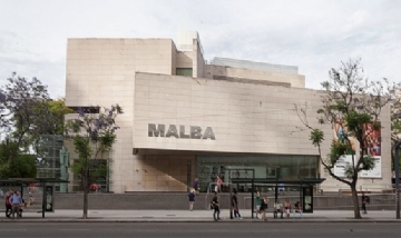 Piletas que no mojan, ascensores sin destino y nubes en vitrinas: así es la muestra de Erlich en el Malba