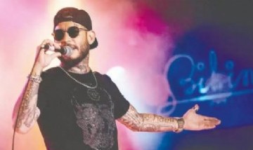 Desesperante momento: Tiraron a Ulises Bueno del escenario en pleno show y le robaron todo