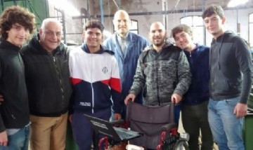 Una escuela de Bragado convirtió una silla de ruedas común en un artefacto robótico