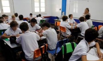 Un colegio de Santa Fe propone retrasar el primer celular hasta los 13 años y las redes sociales hasta los 15