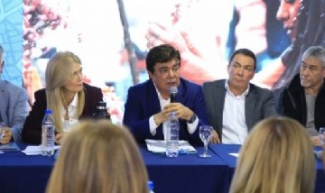 Espinoza fue reelegido al frente de la FAM y más de 500 intendentes reclamaron a Milei un cambio económico