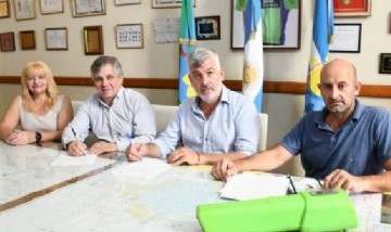 El intendente Guillermo Britos firmó un acuerdo con Camuzzi para la colocación de eco-ceniceros