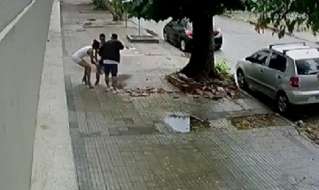 ¡Con las manos en la masa! Le robaron a un chico mientras tenía sexo en la calle