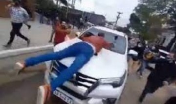 Escándalo en Formosa: un ministro arrastró a un manifestante en el capó durante una protesta de comerciantes