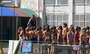 Por la ola de calor piden que los chicos vayan con malla a la escuela para refrescarse