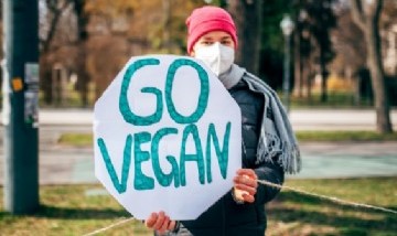 Estudiantes veganos de Cambridge exigen comida 100% basada en plantas en la universidad