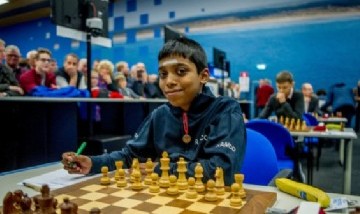 Un ajedrecista indio de 16 años derrotó al campeón mundial Magnus Carlsen