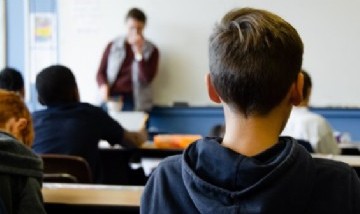 Cada vez más países están considerando prohibir el uso de teléfonos celulares en las escuelas