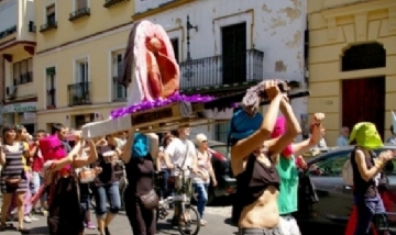 Juzgan a tres mujeres por exhibir una vagina inflable