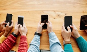 Alerta: adolescentes argentinos pasan más de cinco horas diarias pegados al celular, advierte estudio del CONICET