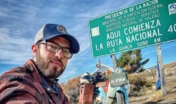 De Ushuaia a Alaska en una moto de baja cilindrada: la hazaña del youtuber argentino