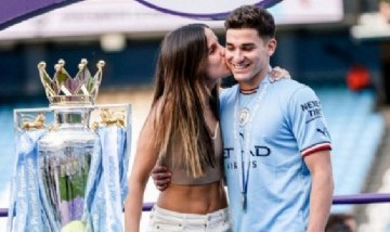El festejo de Julián Álvarez tras ganar la Champions League: Foto romántica con su  novia Emilia