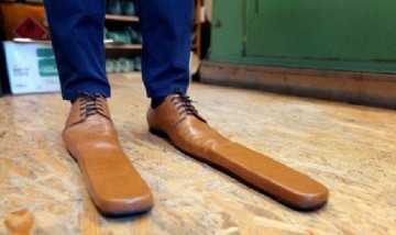 Crearon zapatos especiales para mantener el distanciamiento social durante la pandemia
