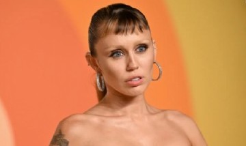 Los ex de Miley Cyrus siguen escribiéndole por Instagram