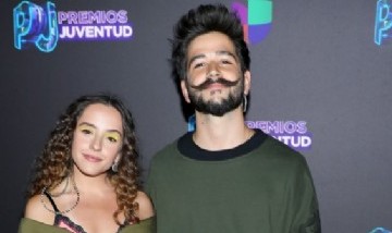Camilo y Evaluna mostraron el avance del embarazo muy enamorados en la playa