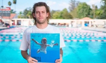 El "bebé" de la tapa del disco de Nirvana demandó a la banda por pornografía infantil