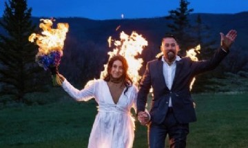 Un amor en llamas: una pareja de recién casados se prendió fuego para celebrar su matrimonio