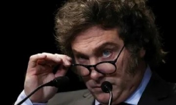 Duro editorial de The Guardian contra Javier Milei: "Mucho sufrimiento y pocos beneficios"