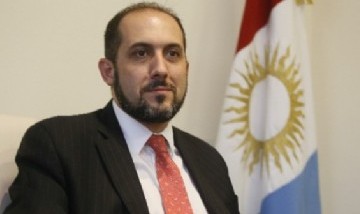 Comparan a Guillermo Acosta con Adorni por viajar a China junto a su esposa en una misión oficial