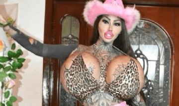 Una influencer denunció que la bajaron de un avión por el tamaño de sus implantes mamarios