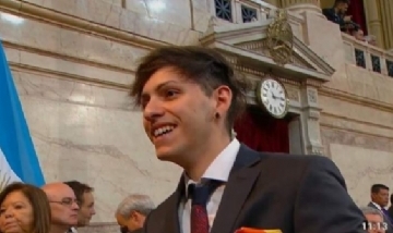 Estanislao Fernández se mostró en la asunción con la bandera LGBT+