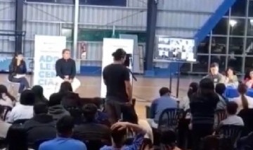 Un joven incomodó a Jorge Capitanich en pleno acto en Chaco con un durísimo mensaje