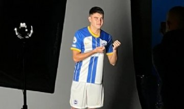 Mascherano le dio la camiseta 10 de la Selección Argentina Sub 20 a Facundo Buonanotte