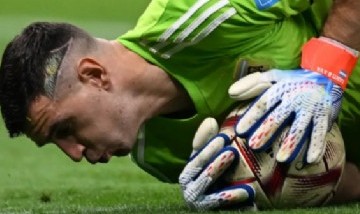 El Dibu Martínez subasta los guantes que usó en la final del Mundial para ayudar al Hospital Garrahan