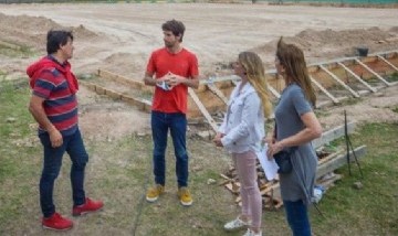 San Fernando: Andreotti recorrió la obra de la nueva cancha de hockey y el playón multiuso