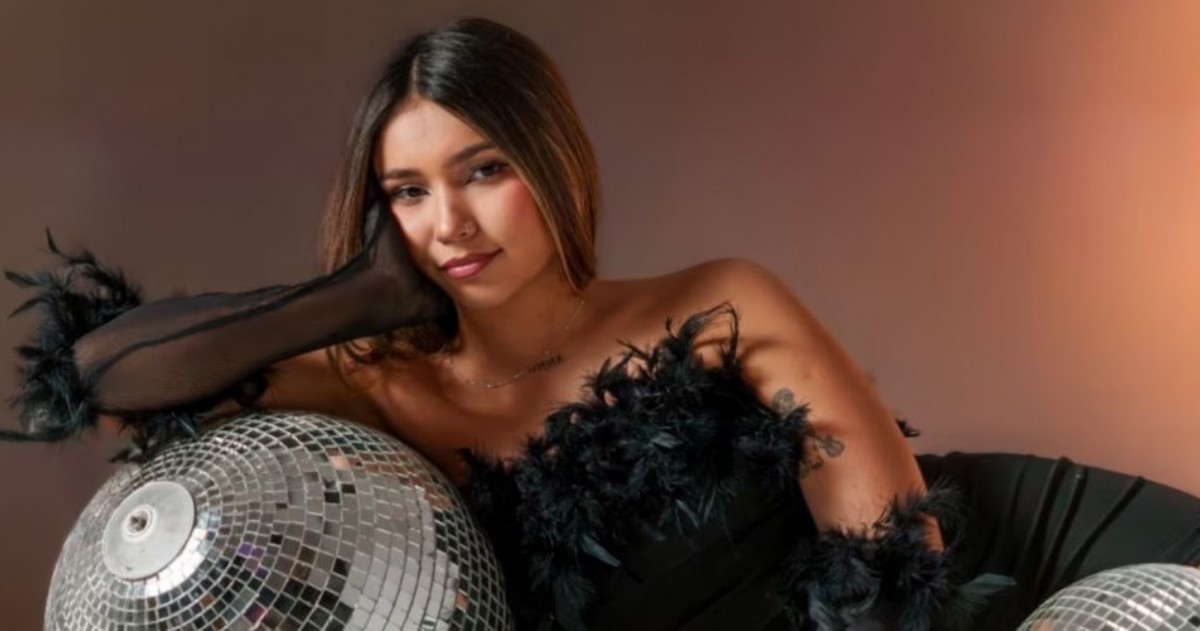 La artista de 21 años lanzó su tercer tema del año, inspirado en el hit “What is Love” de Haddaway, con producción moderna y estética retro-futurista.