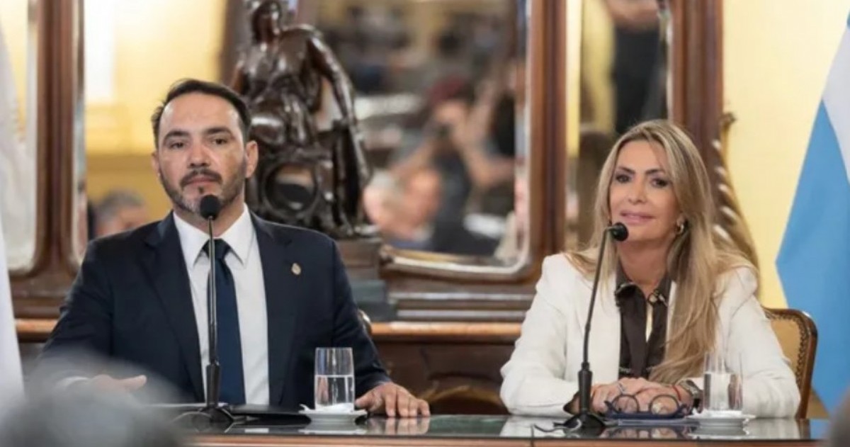 El programa “Corrientes Sostiene”, presentado por el gobernador Juan Pablo Valdés y el Banco de Corrientes, permitirá reestructurar consumos de tarjeta y pasivos empresariales con tasas reducidas y cuotas fijas.