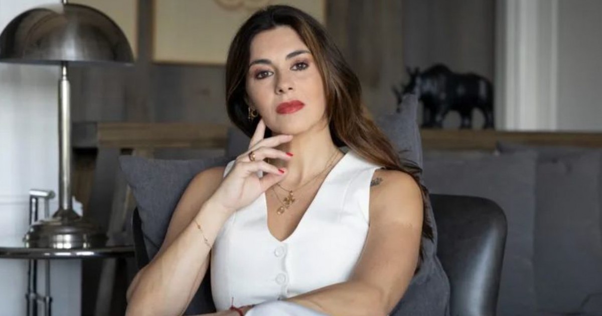 La diputada aseguró que el jefe de Gabinete realizó consumos millonarios en dos meses y dijo tener registros de la tarjeta. También cuestionó gastos de su pareja y el viaje en avión a Punta del Este.