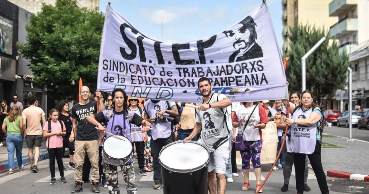 El sindicato Si.T.E.P presentó una nota ante el Ministerio de Educación de La Pampa y advirtió que el uso excesivo de teléfonos en las aulas afecta la atención, la convivencia y la salud mental de los adolescentes.