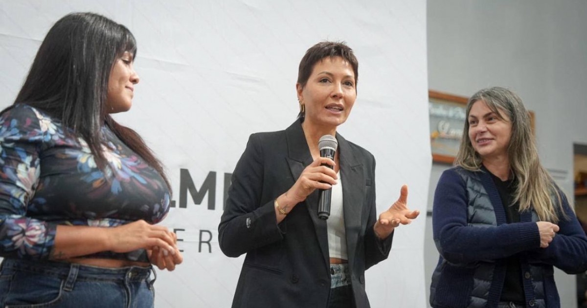 Mayra Mendoza y Eva Mieri encabezaron en Bernal la entrega de 200 protectores auditivos destinados a escuelas e instituciones de Quilmes.
