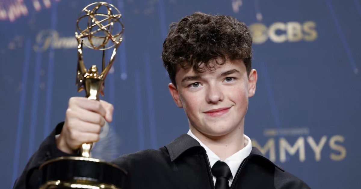 Con apenas 15 años, el británico se llevó el galardón a mejor intérprete de reparto por su papel en el drama psicológico “Adolescencia”, de Netflix.