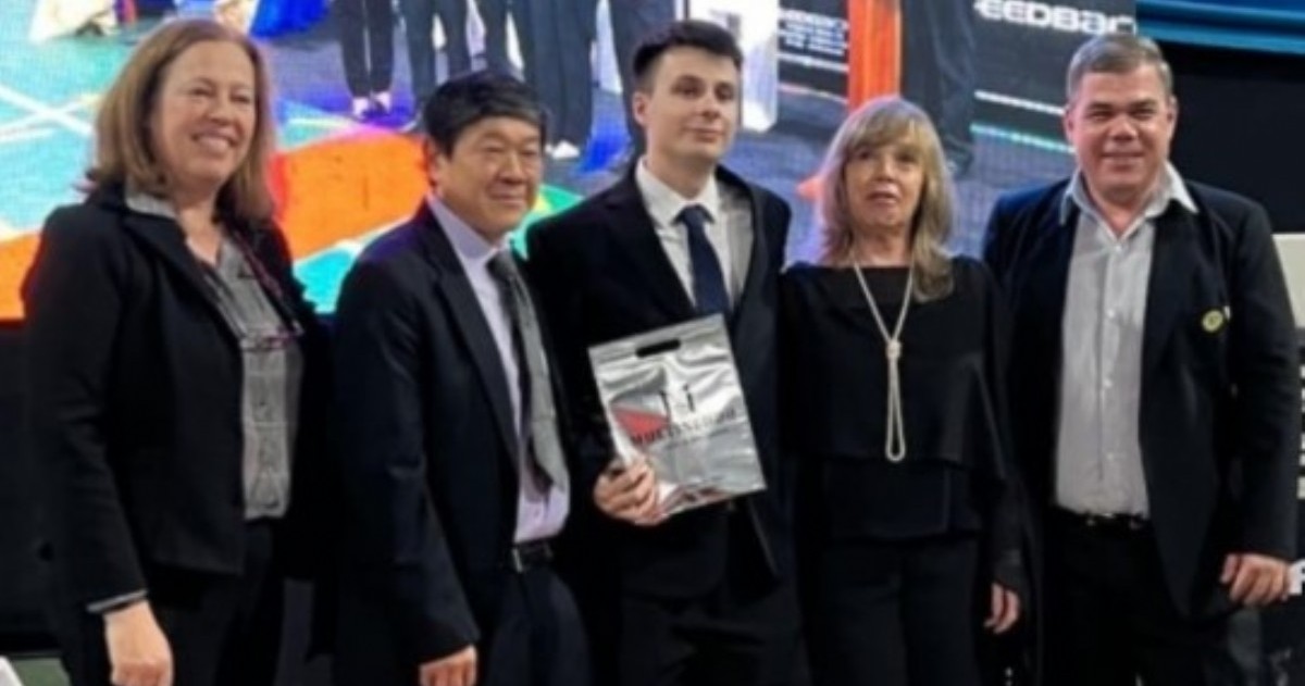 Fernando Krindges obtuvo el mejor rendimiento de Ingeniería Electrónica en la Universidad Nacional de Misiones y recibió diploma y medalla junto a otros 62 graduados destacados del país.