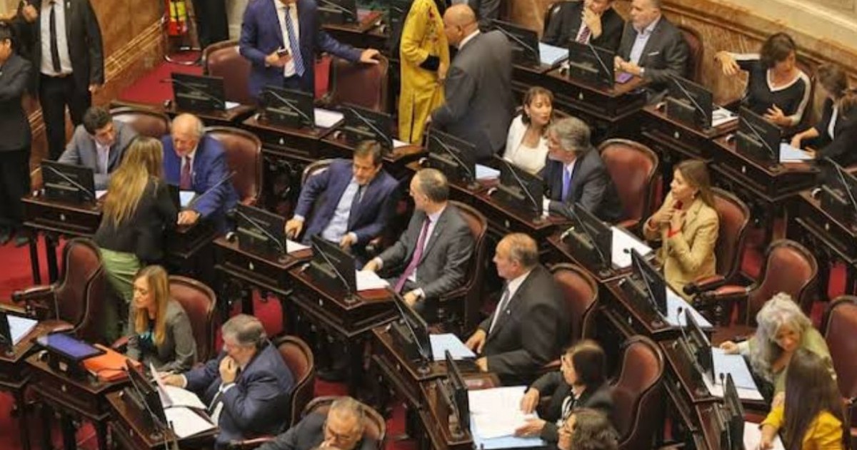 El senador nacional Luis Juez aparece en el centro de los cuestionamientos por una estructura de asesores, familiares y personas de su entorno cuyo costo conjunto para distintos niveles del Estado superaría los 200 millones de pesos mensuales.