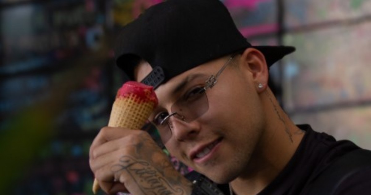 El artista urbano muestra su faceta más personal con un tema dedicado a su pareja, acompañado de un videoclip grabado en un glamping de Tolima que refleja autenticidad y complicidad.