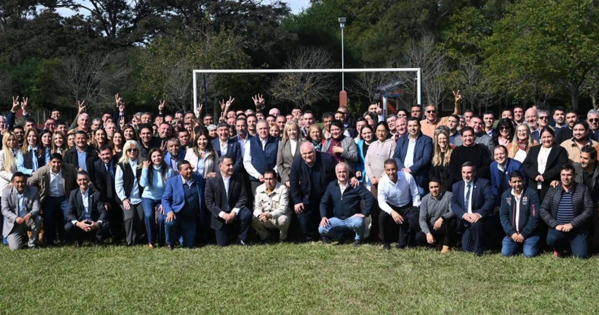 Osvaldo Jaldo encabezó una reunión política en El Cadillal junto a intendentes, legisladores y dirigentes del peronismo tucumano para ordenar la estrategia electoral del oficialismo.
