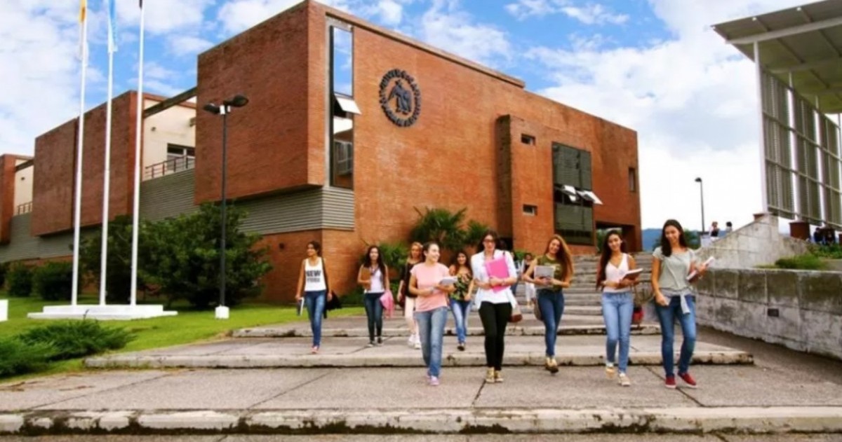 La universidad impulsa tecnicaturas y licenciaturas a distancia en tecnología, comunicación y ciencias sociales, con modalidad virtual validada y clases combinadas entre plataforma digital y encuentros en vivo.