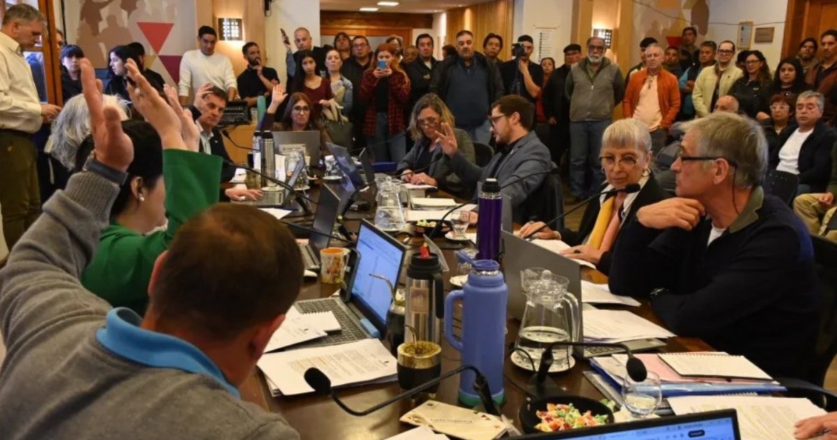 El Concejo aprobó el cambio sin debate y sobre tablas. También se amplió el presupuesto para poder pagar salarios municipales. Crece la crítica social por el incremento en plena crisis.