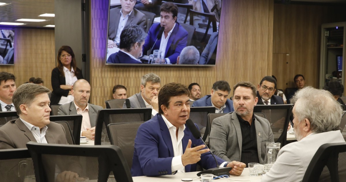 El intendente de La Matanza encabezó un reclamo de la Federación Argentina de Municipios en el Congreso. Exigen medidas urgentes para evitar el colapso en asistencia social, educación y salud.