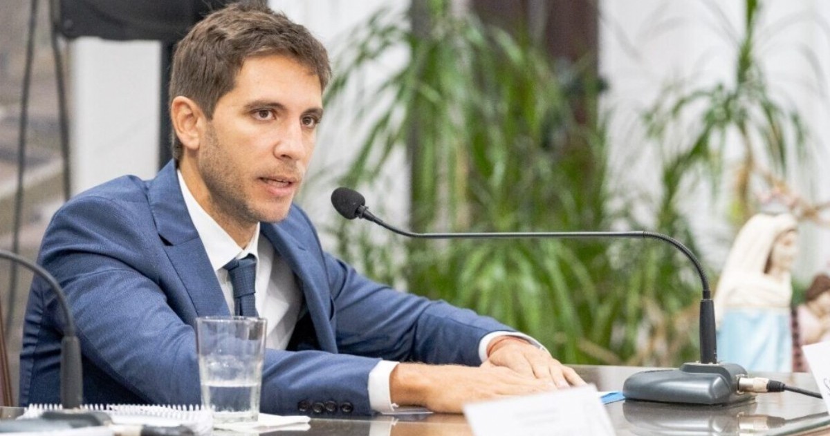 El intendente de San Nicolás informó que continúan las obras de pavimento en distintos sectores de la ciudad. El programa municipal busca mejorar la circulación y la infraestructura urbana.