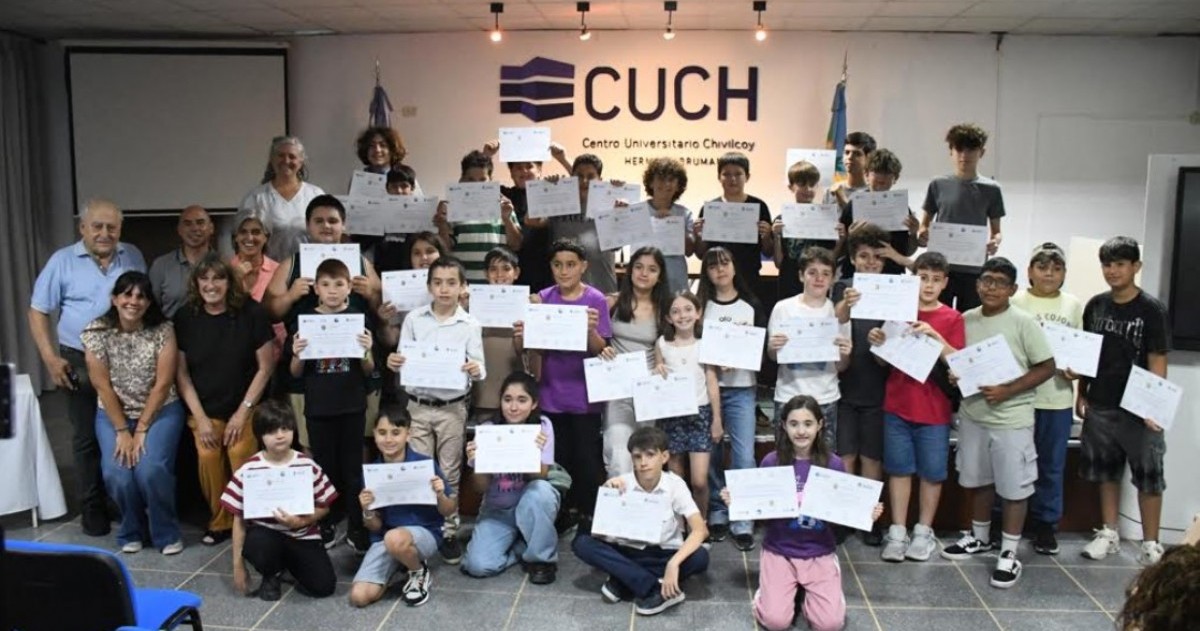Con la entrega de diplomas a 66 alumnos, el programa CUCH más 10 se consolida como una propuesta educativa innovadora.