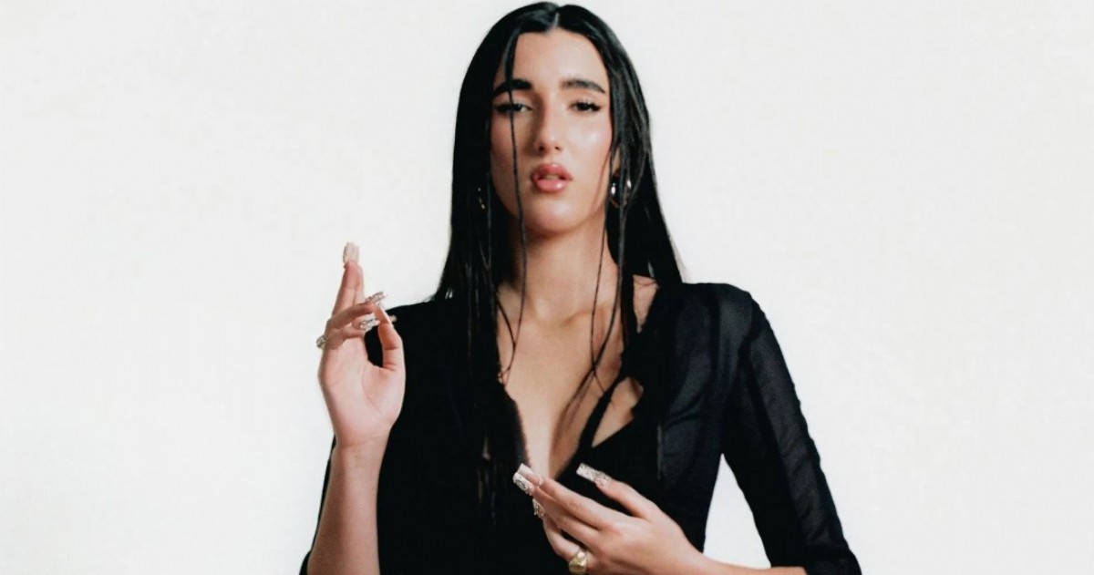 La artista española lanzó un trabajo de cinco canciones que cruza géneros, idiomas y emociones, y consolida su perfil global antes de su esperado show en el festival.