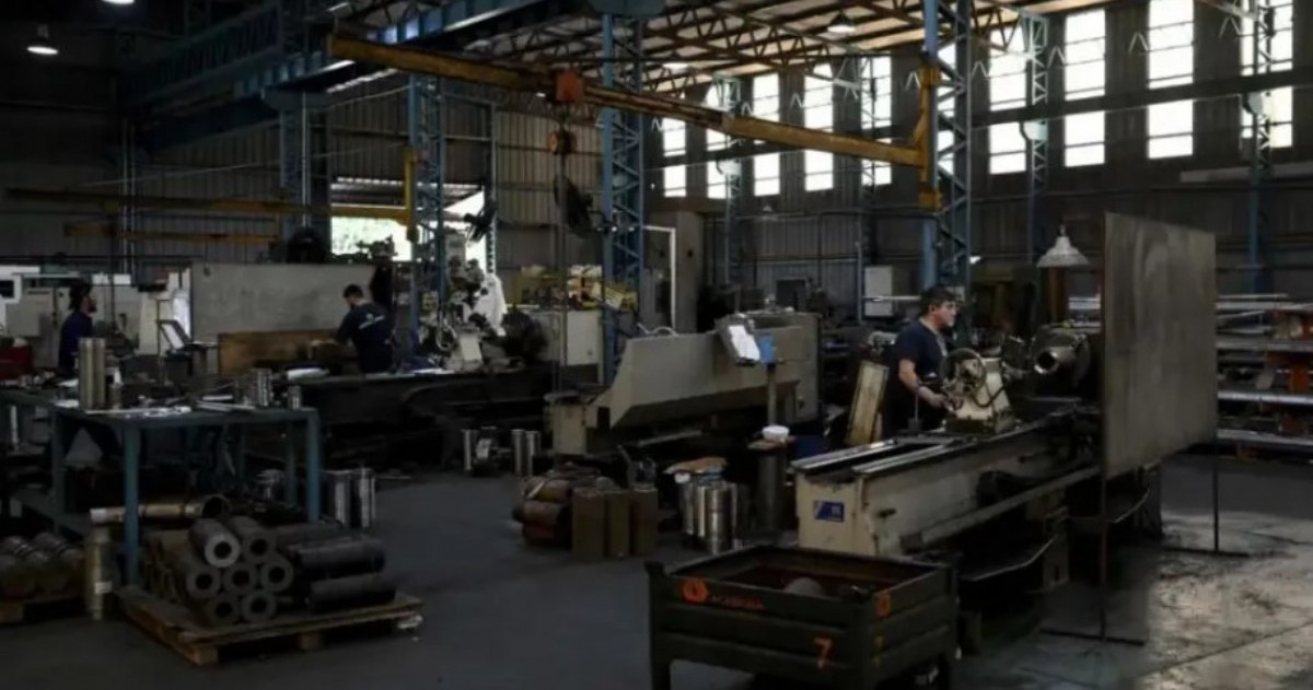 El estudio advierte que una gran parte de los asalariados redujo la calidad de sus comidas, opta por opciones más baratas o directamente saltea alimentos durante la jornada laboral para gastar menos.